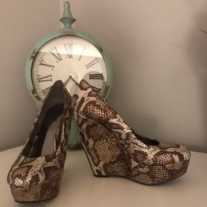 Carlos Santana Faye Wedge shoe